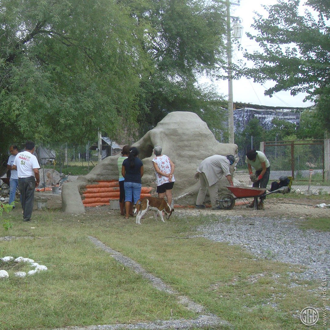 Por terminar el domo de superadobe Por terminar el domo de superadobe