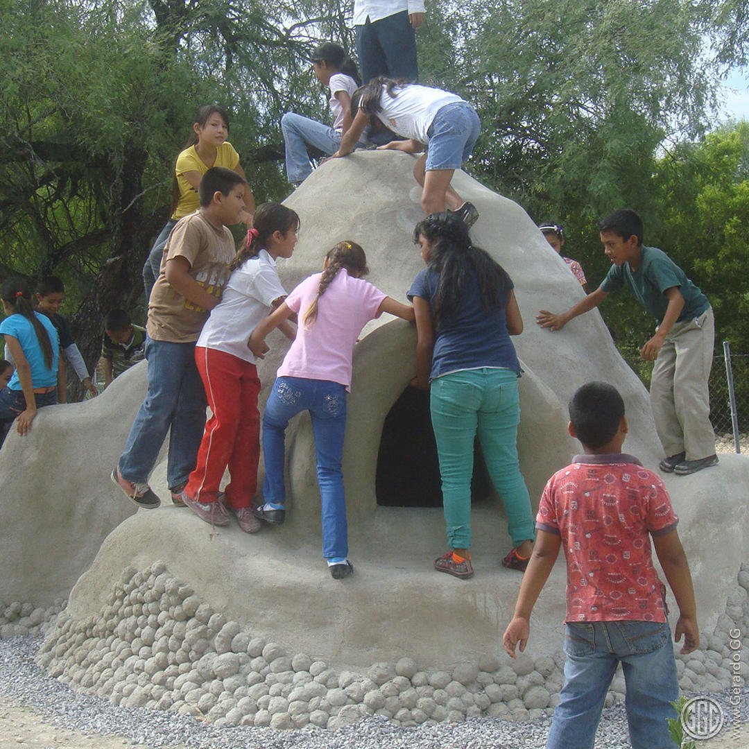 Niños jugando en el domo de superadobe Niños jugando en el domo de superadobe